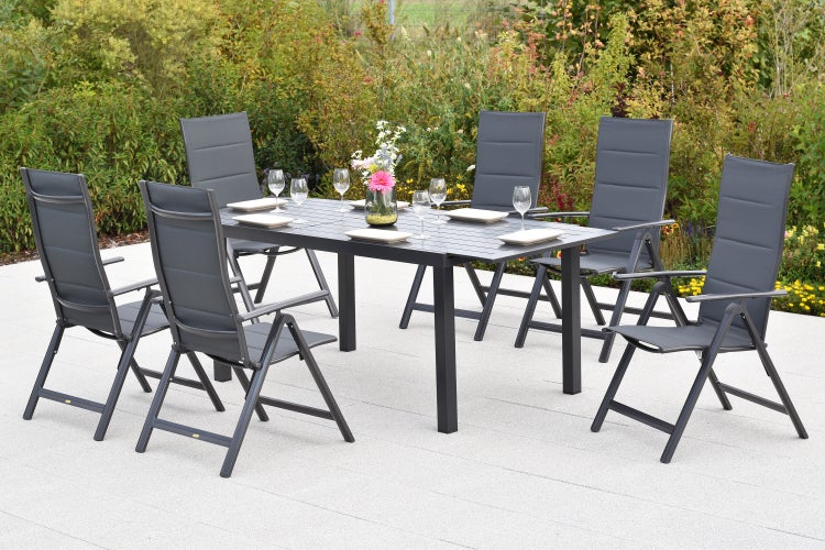 Gartensitzgruppe mit Tisch und sechs Stühlen auf einer Terrasse