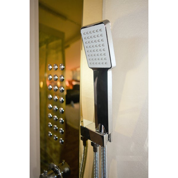 Rechteckige Handbrause mit verchromtem Gehäuse und weißer Strahlscheibe, montiert an einem Duschpaneel.