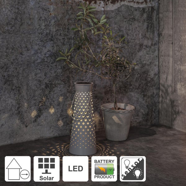 Dekorative Laterne aus Metall mit Dämmerungssensor und den Maßen 38,5 cm Höhe und 15,5 cm Breite, geeignet für eine Batterie