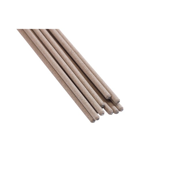 Mehrere Stabelektroden zum Lichtbogenschweißen mit graubrauner Ummantelung und sichtbarem Metallkern.