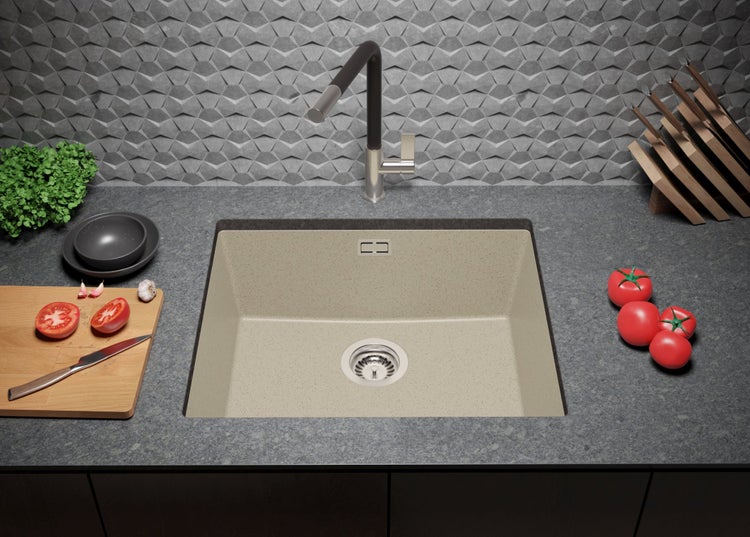 Küchenspüle mit Armatur auf Arbeitsplatte mit Lebensmitteln