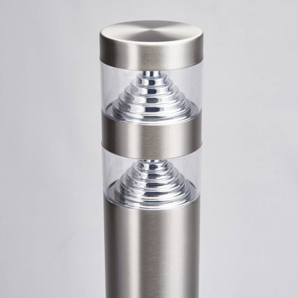 Moderne Außenleuchte aus Edelstahl mit zwei transparenten Abschnitten und gestuften Reflektoren.