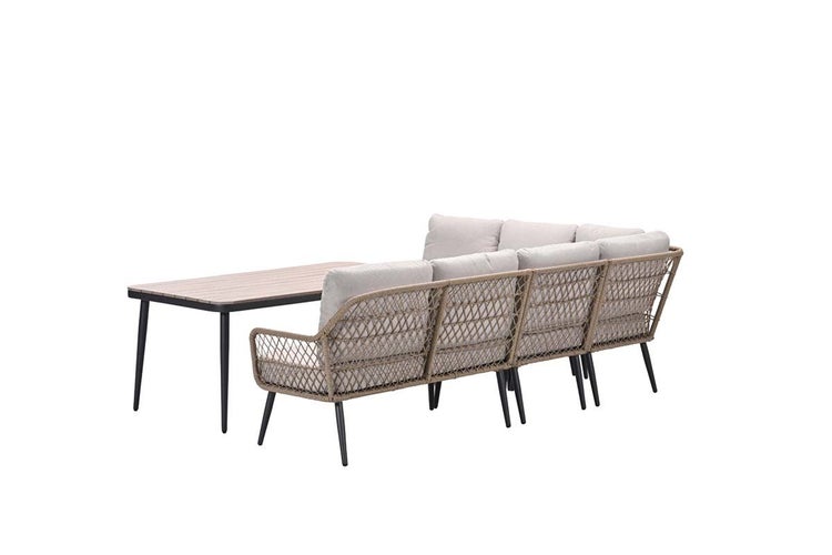 Garten-Lounge-Set mit Ecksofa aus Seilgeflecht, hellen Polstern und rechteckigem Tisch mit Tischplatte in Holzoptik.