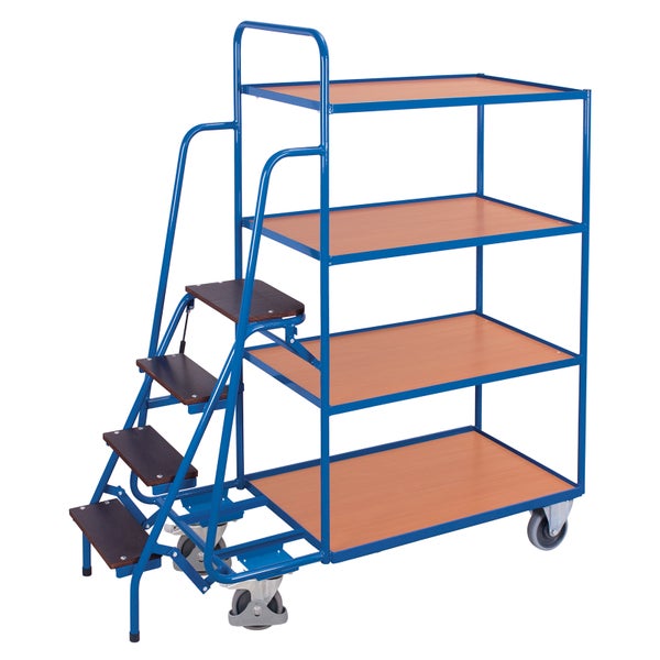 Etagenwagen mit vier Holzböden und integrierter Treppe aus blauem Stahlrohr mit Lenkrollen.