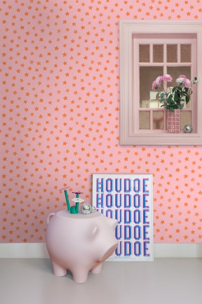 Zimmeransicht mit Sternentapete und dekorativen Elementen.