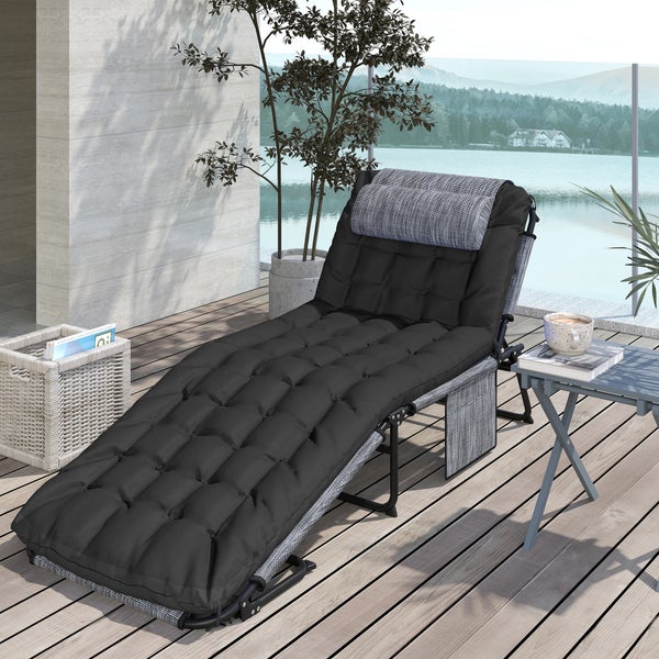 Gepolsterte Gartenliege mit Kopfkissen und Seitentasche auf einer Terrasse mit Holzdeck und Seeblick.