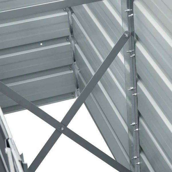 Innenansicht eines Gerätehauses mit diagonalen Metallstreben zur Verstärkung der Wellblechwände.