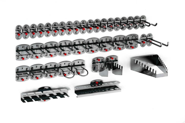 Werkzeughalter-Set aus Metall mit verschiedenen Haken und Halterungen für Lochwände zur Werkstattorganisation.