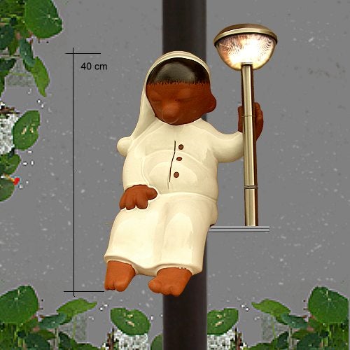 Dekorative Gartenfigur in sitzender Position mit einer Solarleuchte, Höhe 40 Zentimeter.