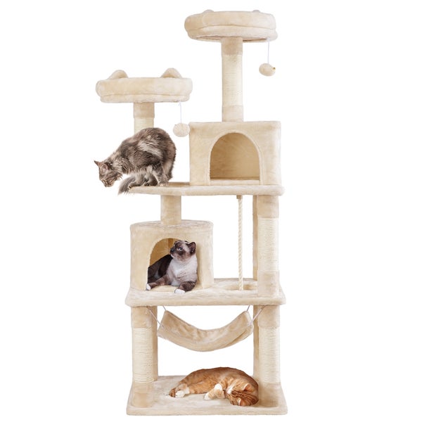 Beiger Katzenkratzbaum mit mehreren Ebenen und drei Katzen
