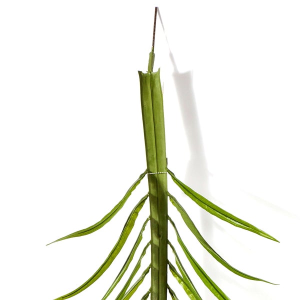 Künstliches Ziergras im schwarzen Kunststofftopf mit naturgetreuen Halmen und hellbraunen Blütenständen.