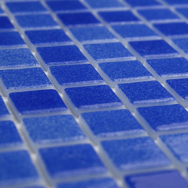 Blaue Mosaikfliesen in quadratischer Form für Wand und Boden in der Nahaufnahme