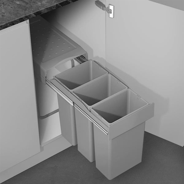 Ausziehbares Abfalltrennsystem mit drei grauen Kunststoffbehältern auf Metallschienen für den Küchenunterschrank.