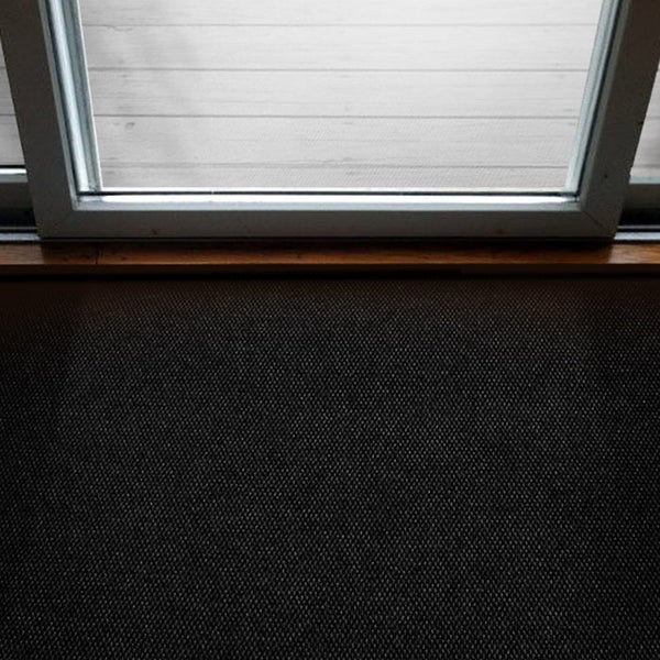 Detailansicht eines Insektenschutzrollos am Fenster