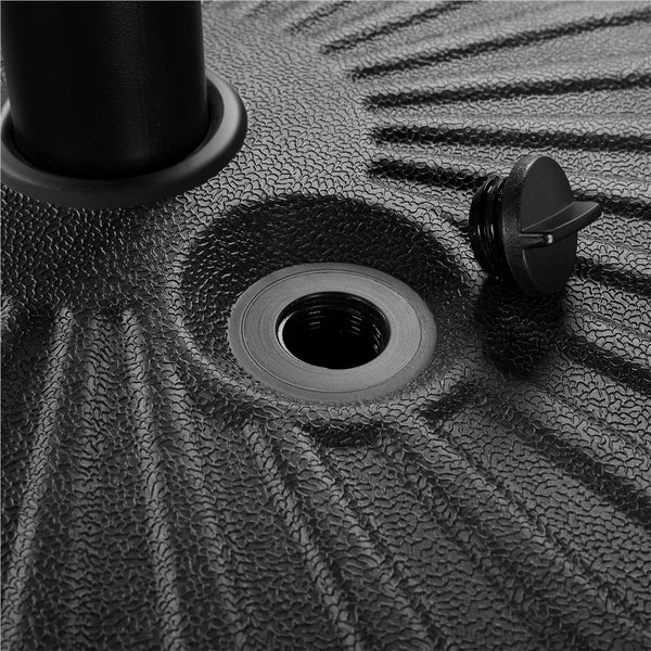 Detailansicht eines Sonnenschirmständers aus Kunststoff mit geöffneter Einfüllöffnung und Schraubverschluss.