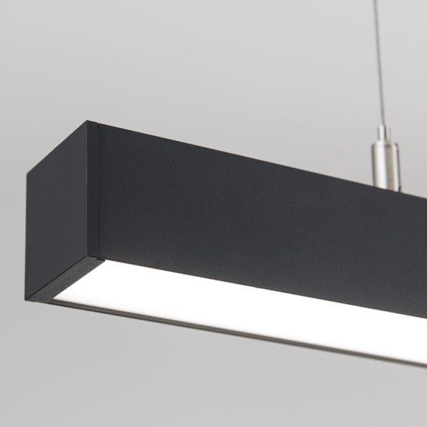 Moderne rechteckige LED Pendelleuchte mit Metallgehäuse zur Beleuchtung von Esstischen oder Arbeitsbereichen
