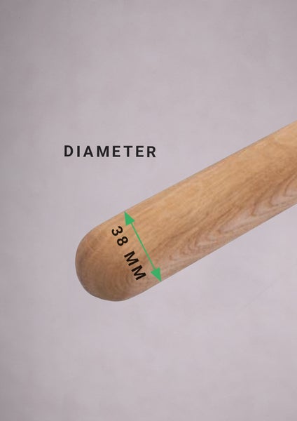 Detailansicht eines schwarzen Heizkörpers mit Befestigung