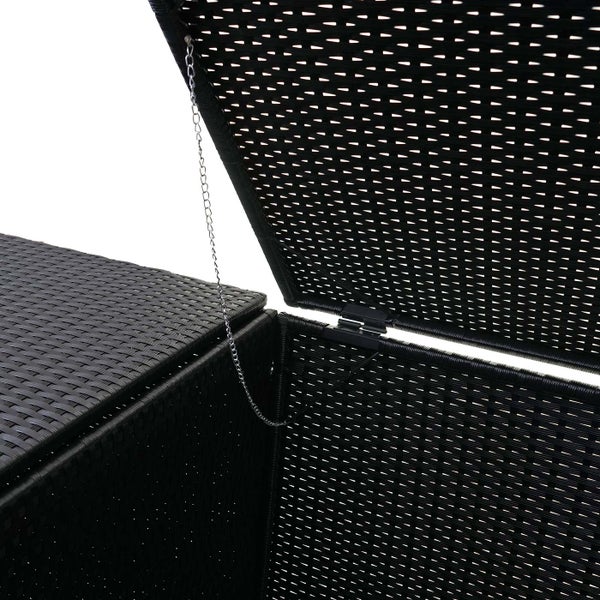 Nahaufnahme eines Metallverschlusses an einem schwarzen Geflecht aus Polyrattan.