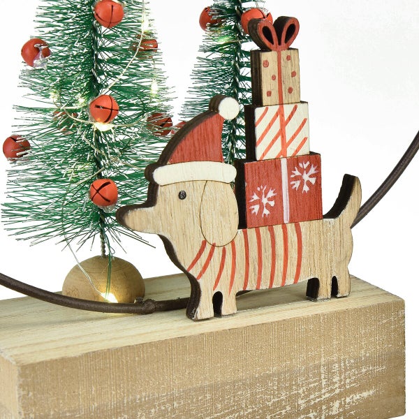 Weihnachtsdekoration aus Holz mit Dackel Figur, Geschenken und kleinen Tannenbäumen mit LED Beleuchtung auf Holzsockel.