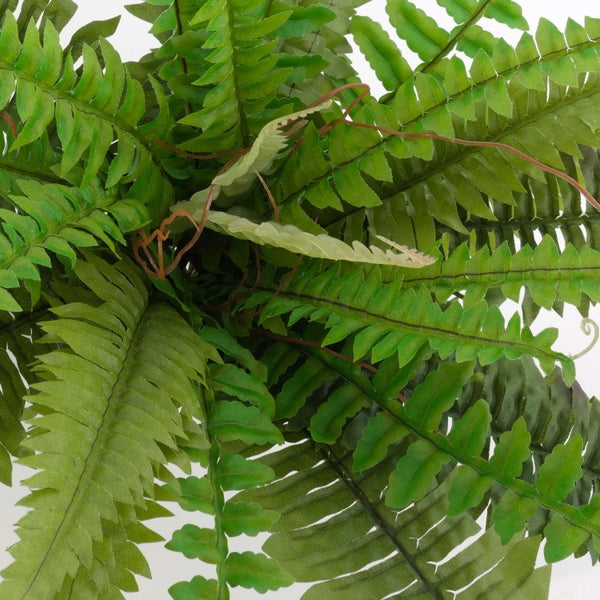 Künstlicher Farn mit detaillierten grünen Wedeln, künstliche Zimmerpflanze für die Dekoration.