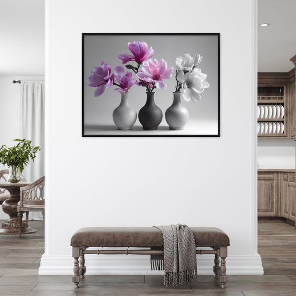 Gerahmtes Wandbild mit Magnolien in Vasen auf einer weißen Wand über einer braunen Polsterbank in einem hellen, modern eingerichteten Raum.