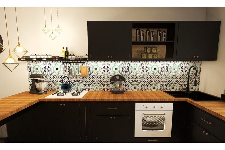 Küchenszene mit Geräten, Arbeitsplatten aus Holz und gemusterten Fliesen