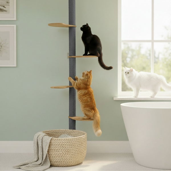 Wandkratzbaum mit Holzelementen und Sisalstamm montiert an einer Wand mit drei Katzen in einem hellen Wohnraum.