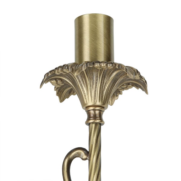 Detailansicht eines goldenen Kerzenständers.