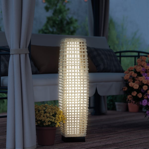 Solarbetriebene Stehlampe mit warmweißem LED-Licht, 5 Stunden Ladezeit und bis zu 8 Stunden Leuchtdauer.
