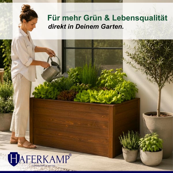 Frau gießt Kräuter in einem hölzernen Hochbeet auf der Terrasse. Mit Text oben und Haferkamp Logo unten.