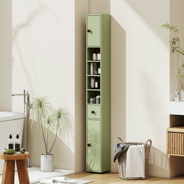 Hoher schmaler Badschrank in Salbeigrün mit offenen Regalfächern, einer Schublade und Türen in einem hellen Badezimmer neben einer Badewanne.