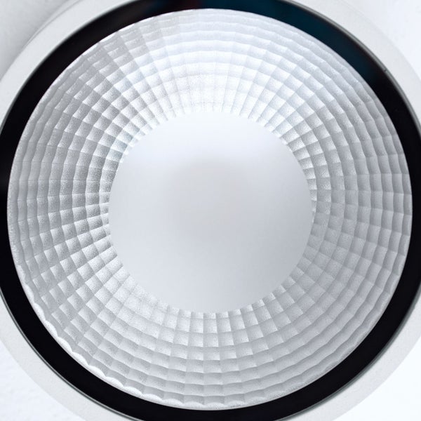 Nahaufnahme eines runden LED-Strahlers mit strukturiertem Reflektor.