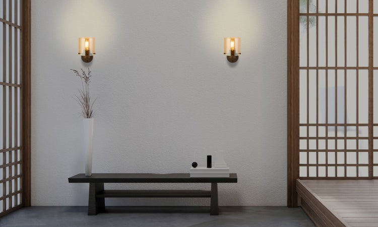 Helle Innenraumszene mit zwei Wandleuchten, einer Bank mit Dekoration und einem traditionellen japanischen Raumteiler.