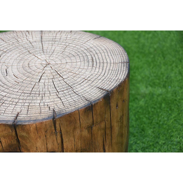 Gartenhocker in Baumstumpfoptik mit detailgetreuer Holzmaserung und Jahresringen.