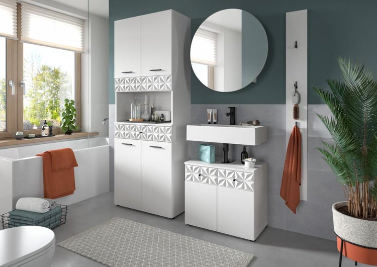 Modernes Badezimmer mit weißen Badmöbeln mit geometrischem Muster, bestehend aus Hochschrank, Waschbeckenunterschrank und rundem Spiegel.