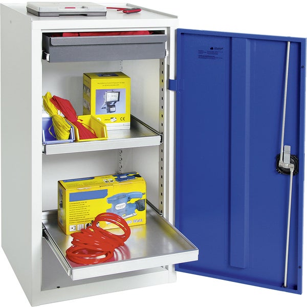 Zweiflammiger Deckenstrahler aus Holz und Metall in einem hellen, modernen Schlafzimmer mit warmweißem Licht.