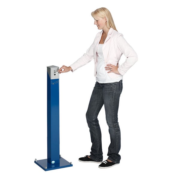 Standaschenbecher aus Metall in Blau mit silbernem Kopf, eine Person führt eine Zigarette ein.