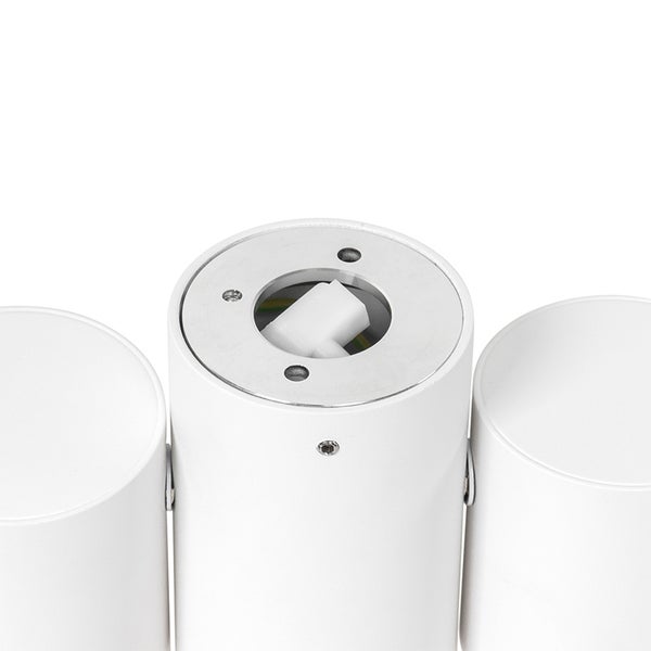 Nahaufnahme einer weißen Deckenleuchte mit offenem Anschlussraum.