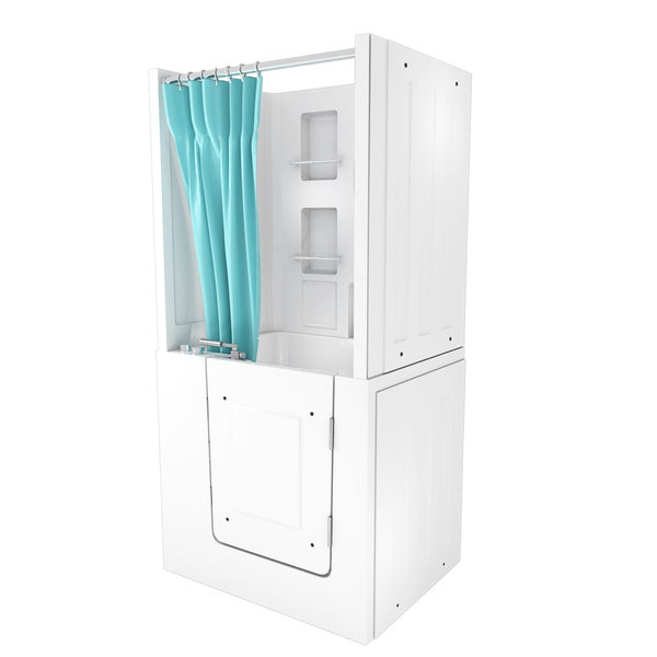 Weiße Sitzbadewanne mit Einstiegstür und Duschvorhang in einem hellen Badezimmer mit Fenster.