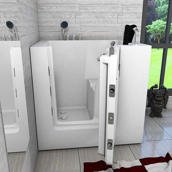 Begehbare Badewanne mit offener Tür in einem Badezimmer.