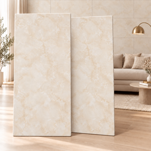 Zwei große Wandpaneele in Marmoroptik stehen auf einem Holzboden in einem modern eingerichteten Wohnzimmer.