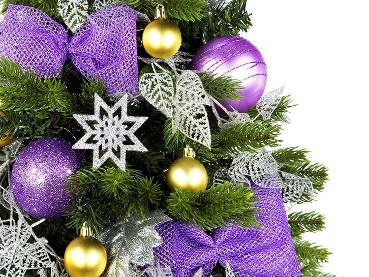 Weihnachtsbaum mit lila Schleifen, glänzenden Kugeln, silbernen Sternen und Kunstschnee-Dekorationen als Baumschmuck