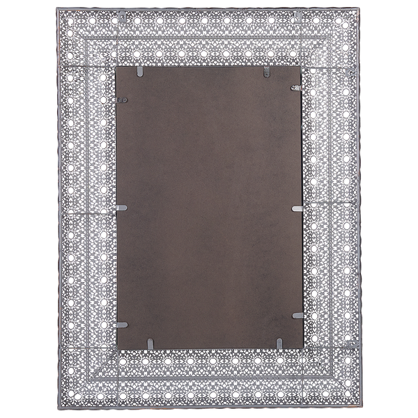 Rückseite eines Wandspiegels mit ornamentalem Metallrahmen und Befestigungsklammern.