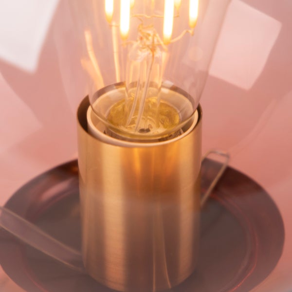 Detailaufnahme einer Edison Glühbirne mit goldenem Sockel
