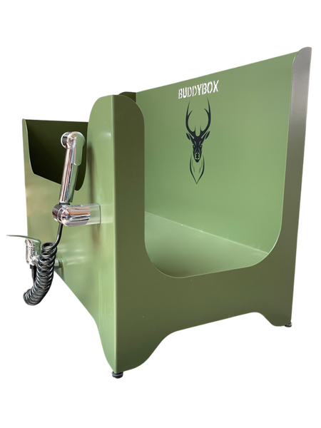 Grüne Hundewaschstation von Buddybox aus Metall mit Handbrause und Buddybox Logo.