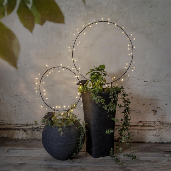 Dekorative Pflanzgefäße mit Solarleuchten für den Außenbereich.