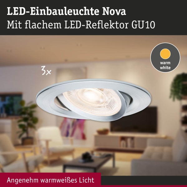 Schwenkbare LED-Einbauleuchte Nova im 3er-Pack mit flachem GU10 LED-Reflektor für warmweißes Licht, dargestellt in einem hellen Wohnzimmer.