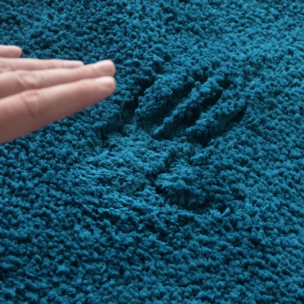 Detailaufnahme eines Teppichs mit Handabdruck