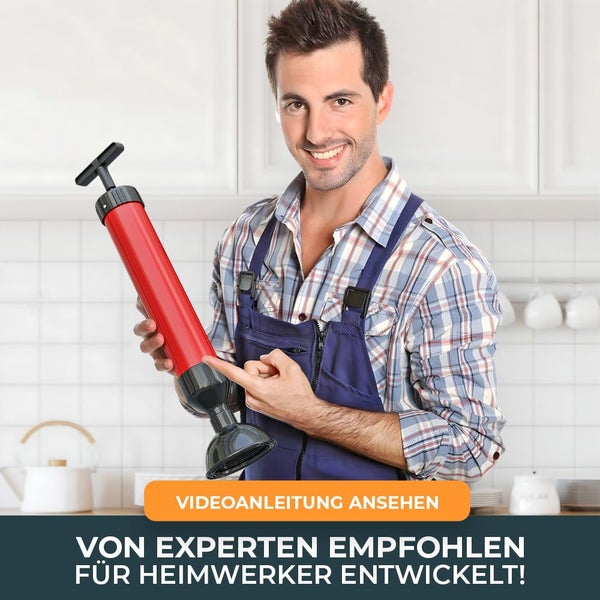 Ein Mann in Arbeitskleidung hält eine Rohrreinigungspumpe in einer Küche. Hinweis auf Videoanleitung und Expertenempfehlung.