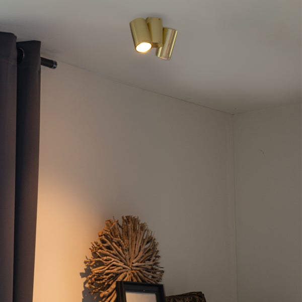 Deckenleuchte mit drei Strahlern im Innenraum